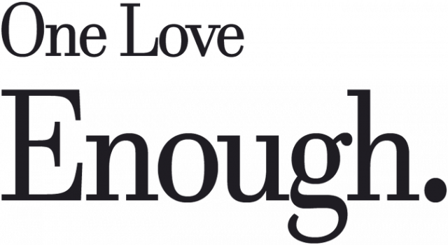 Bluza z czarnym napisem "One Love Enough."