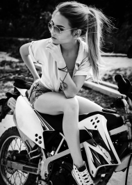 Plakat A2 Dziewczyna na motocyklu